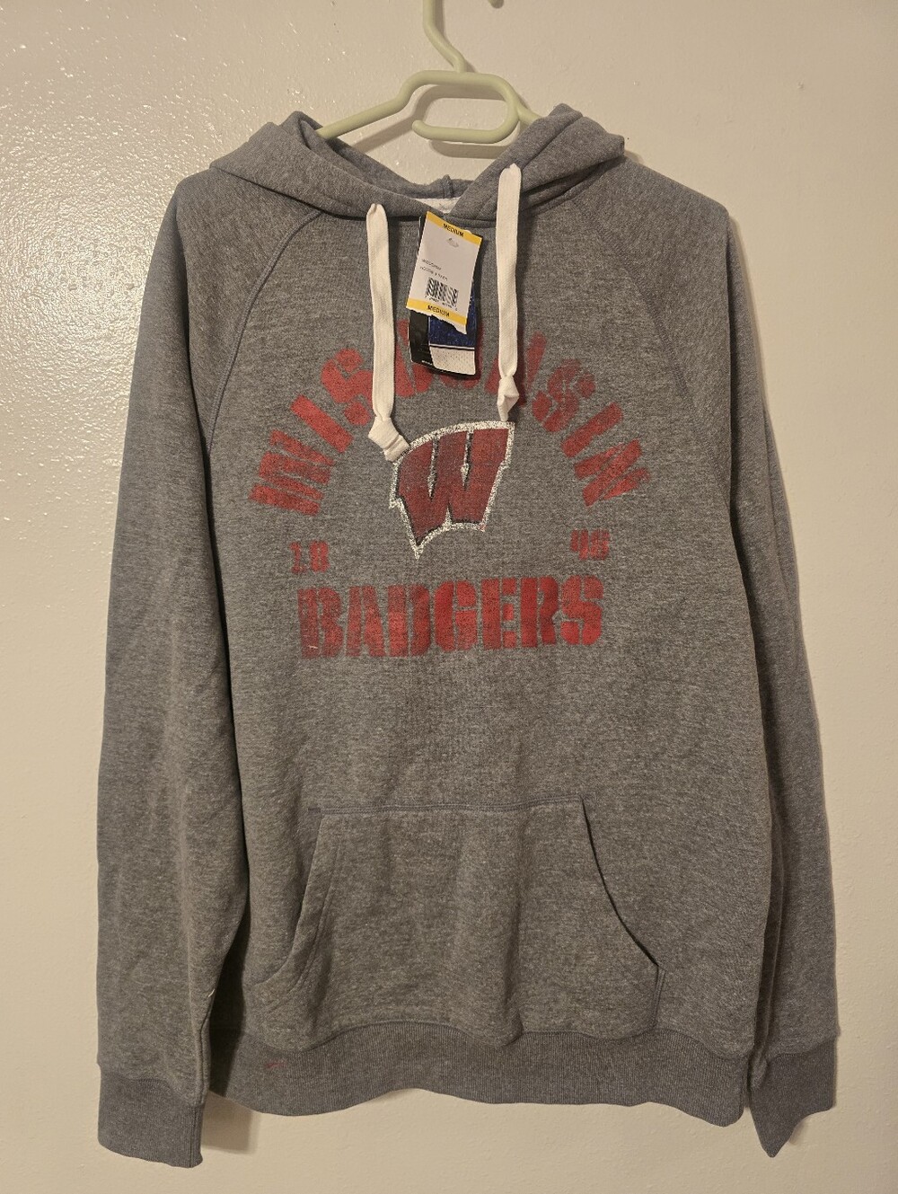 NWT Wisconsin Badgers Hoodie Medium - Gray Captivating Apparel